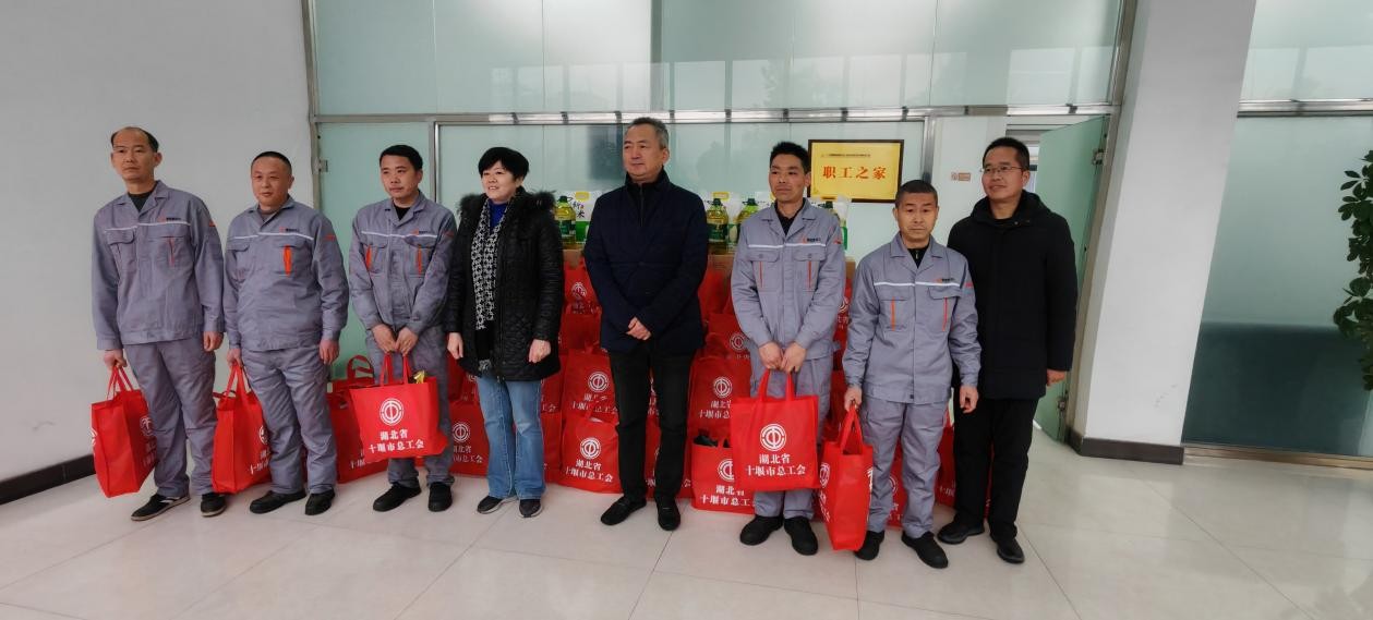 情系員工、冬送溫暖-市總工會(huì)到精密公司舉行“2024年雙節(jié)送溫暖慰問活動(dòng)”